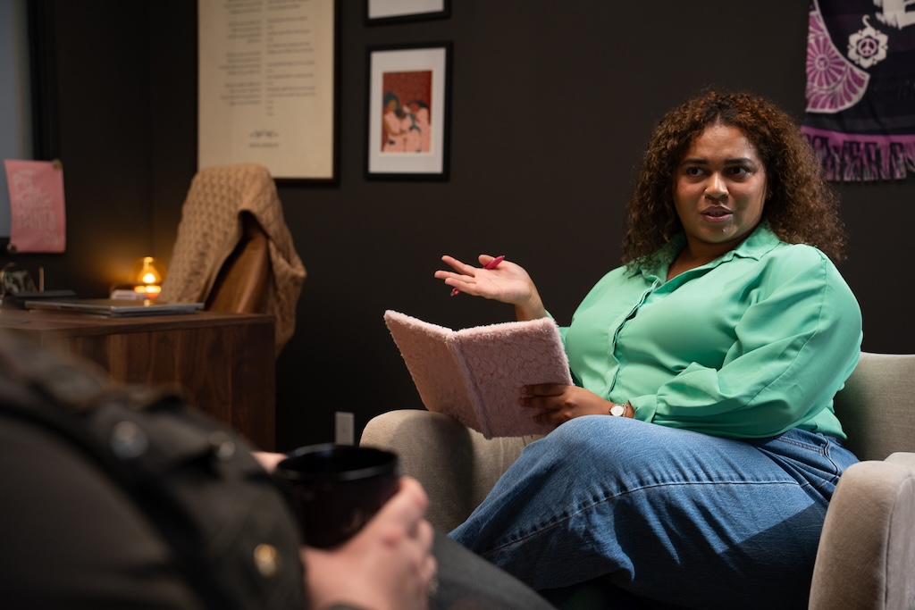 Therapist leading an individual therapy session in a comfortable and supportive treatment setting at Element Q Healing Center.